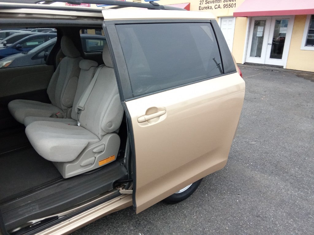 2012 Toyota Sienna 5dr 7-Pass Van V6 LE AAS FWD (Natl)