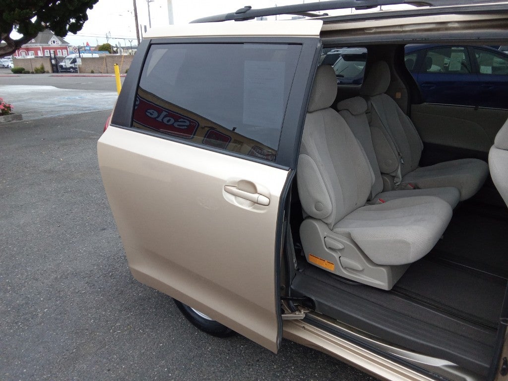 2012 Toyota Sienna 5dr 7-Pass Van V6 LE AAS FWD (Natl)