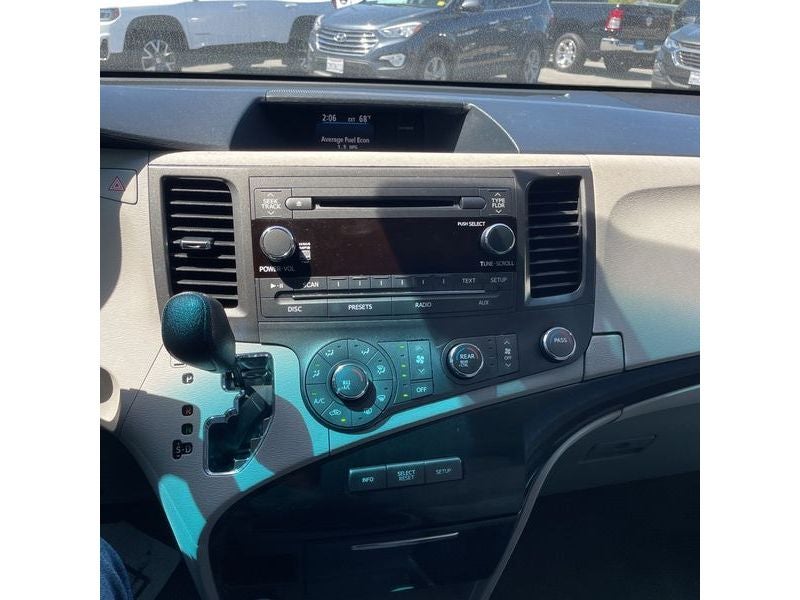 2012 Toyota Sienna 5dr 8-Pass Van V6 LE FWD (Natl)