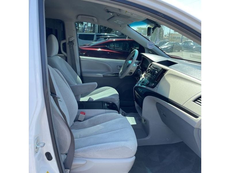 2012 Toyota Sienna 5dr 8-Pass Van V6 LE FWD (Natl)