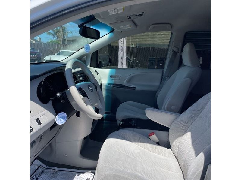 2012 Toyota Sienna 5dr 8-Pass Van V6 LE FWD (Natl)